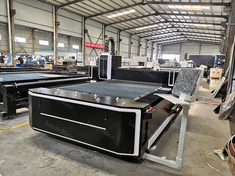 fiber laser cutting machine in factory 